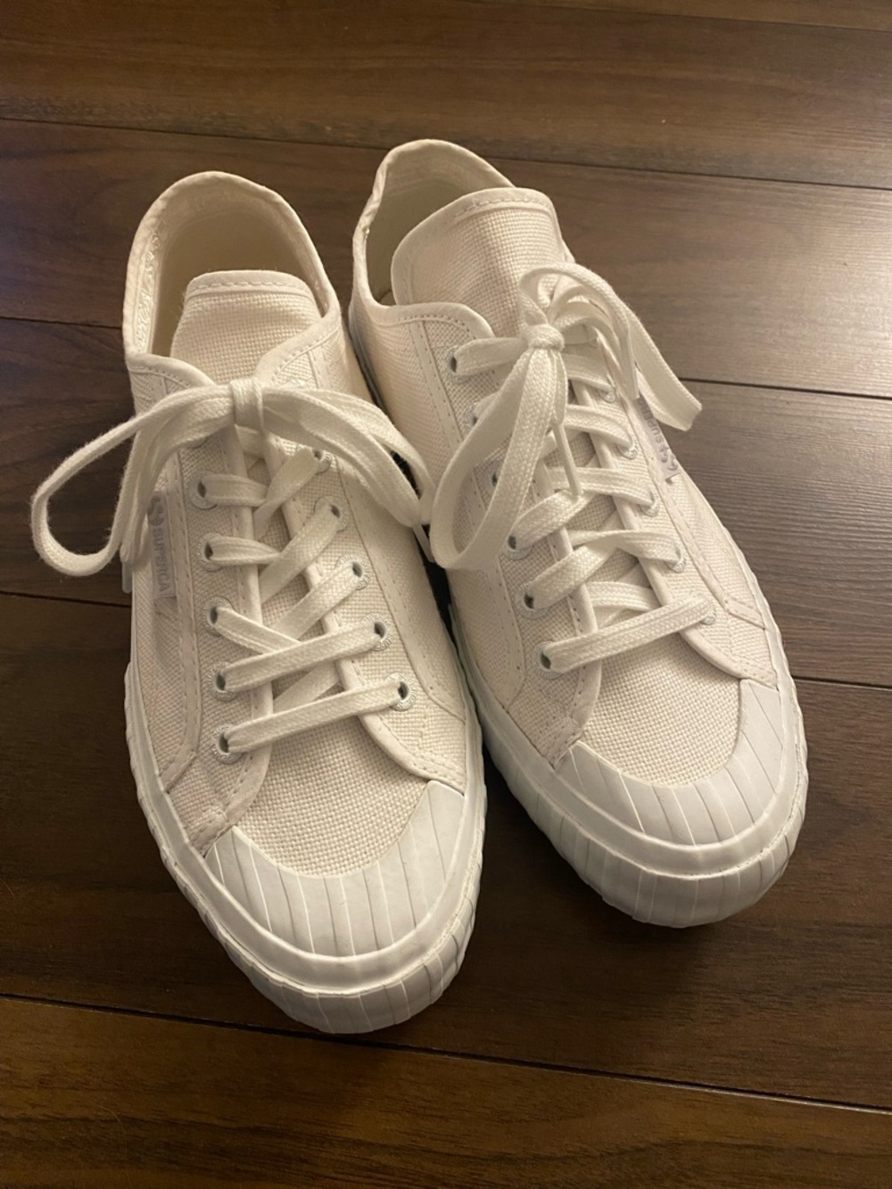 Superga - like new! Classic sneaker